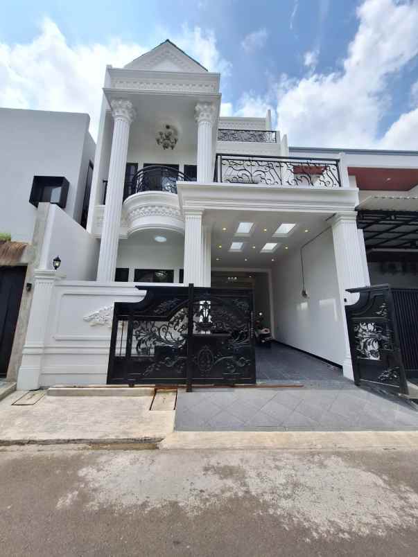 rumah baru modern klasik di pulomas jaktim