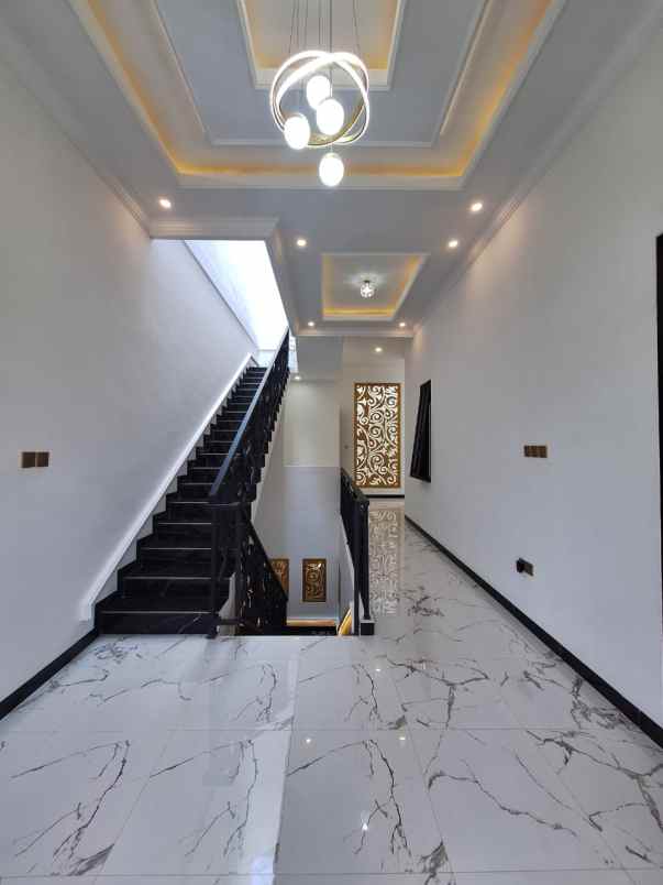 rumah baru modern klasik di pulomas jaktim