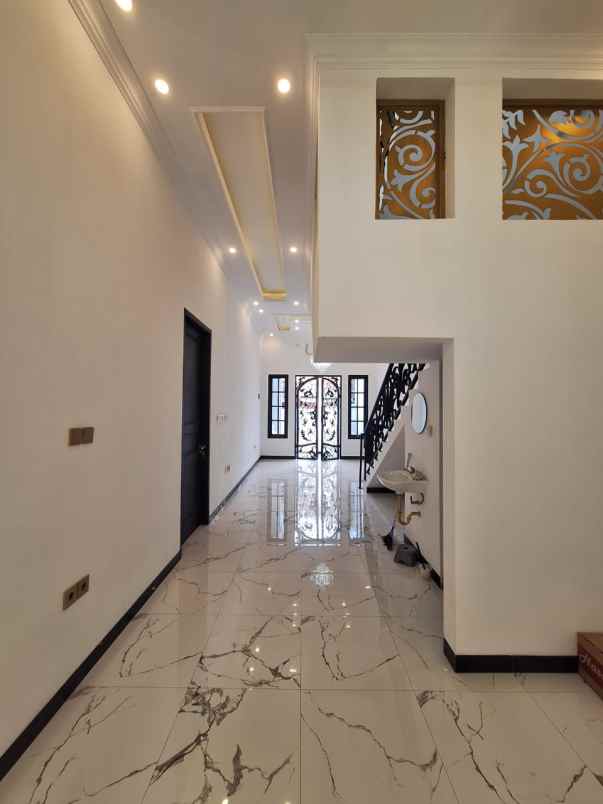 rumah baru modern klasik di pulomas jaktim