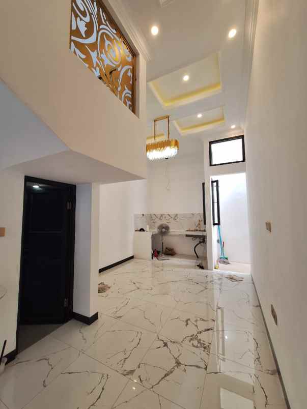 rumah baru modern klasik di pulomas jaktim