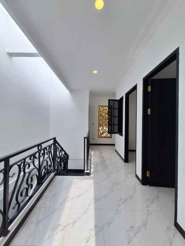 rumah baru modern klasik di pulomas jaktim