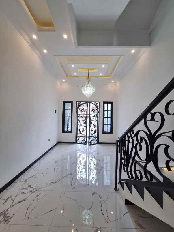 rumah baru modern klasik di pulomas jaktim