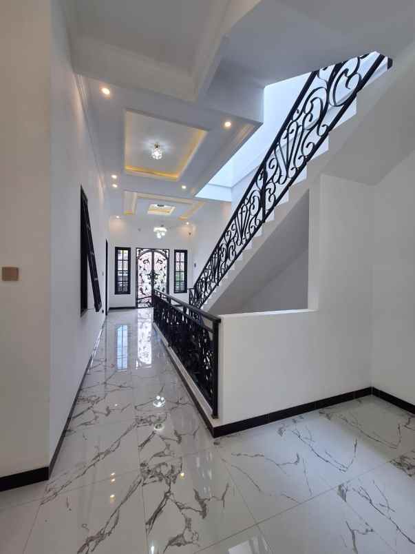 rumah baru modern klasik di pulomas jaktim