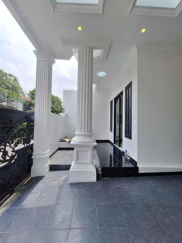 rumah baru modern klasik di pulomas jaktim