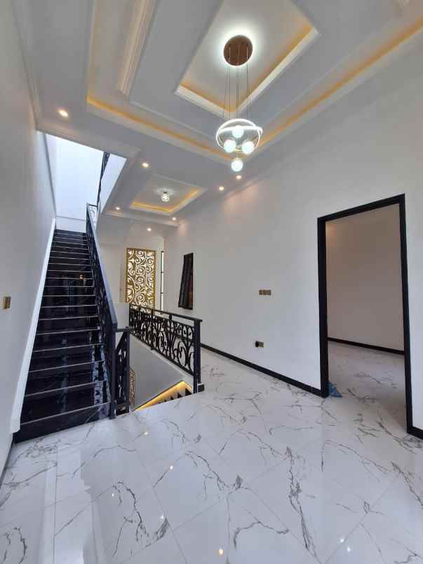 rumah baru modern klasik di pulomas jaktim