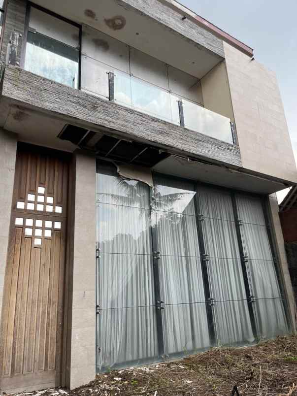 rumah besar tanah luas dijual rugi di ngemplak sleman