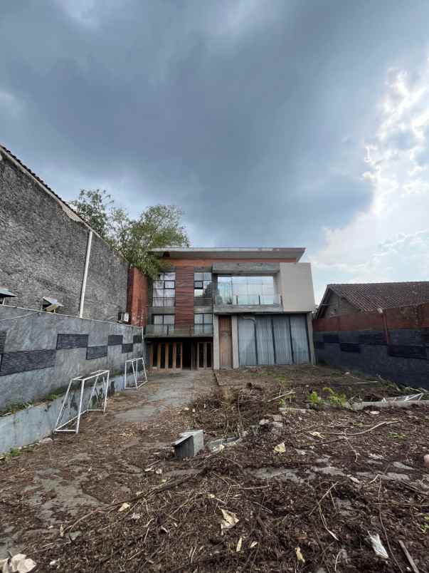 rumah besar tanah luas dijual rugi di ngemplak sleman