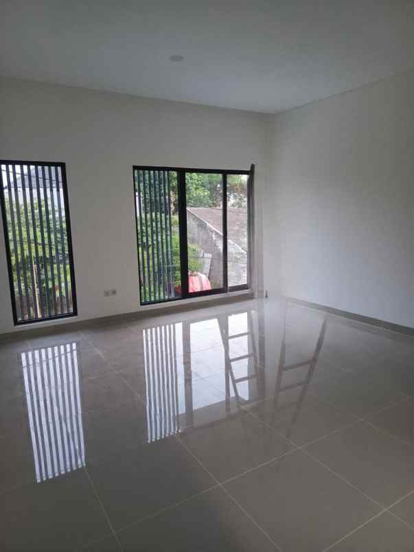 rumah dalam komplek kav dki meruya utara
