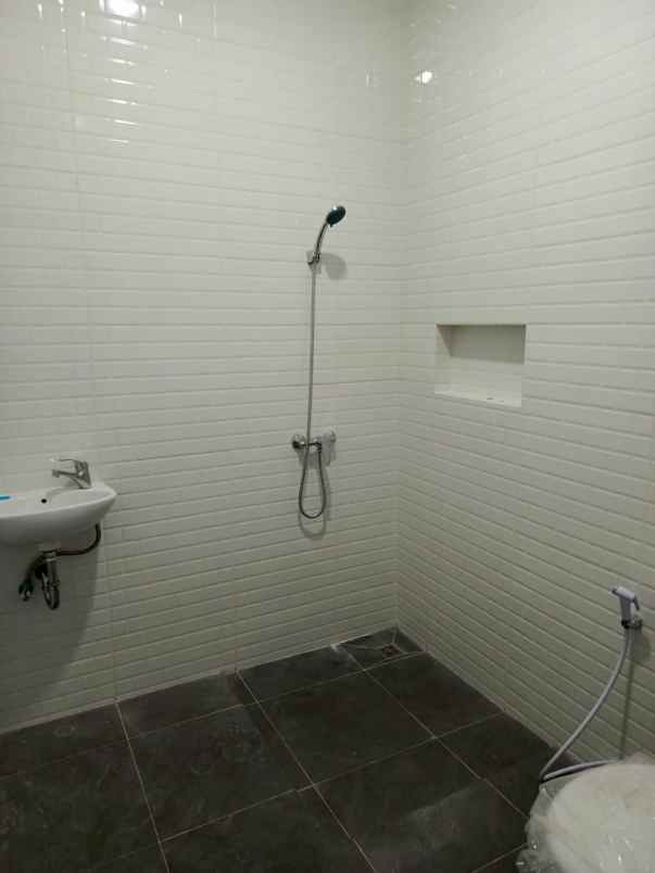 rumah dalam komplek kav dki meruya utara