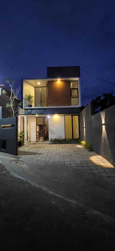 rumah kekinian 2 lantai open space view asri dekat uii