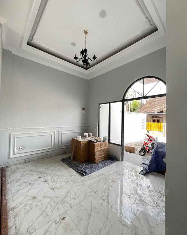 rumah mewah desain klasik modern di utara maguwoharjo