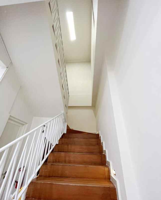 rumah mewah dua lantai daerah sutorejo utara surabaya