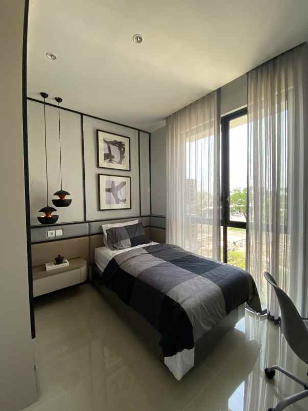 rumah mewah tiga lanti di cluster mewah sambiroto