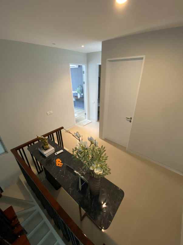 rumah mewah tiga lanti di cluster mewah sambiroto