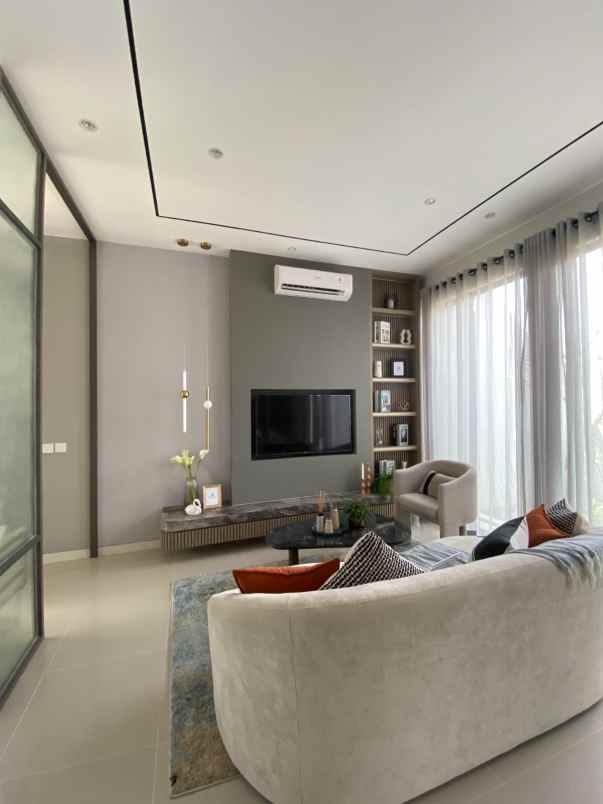 rumah mewah tiga lanti di cluster mewah sambiroto