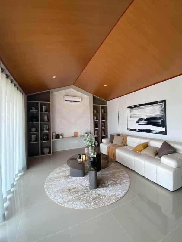 rumah mewah tiga lanti di cluster mewah sambiroto