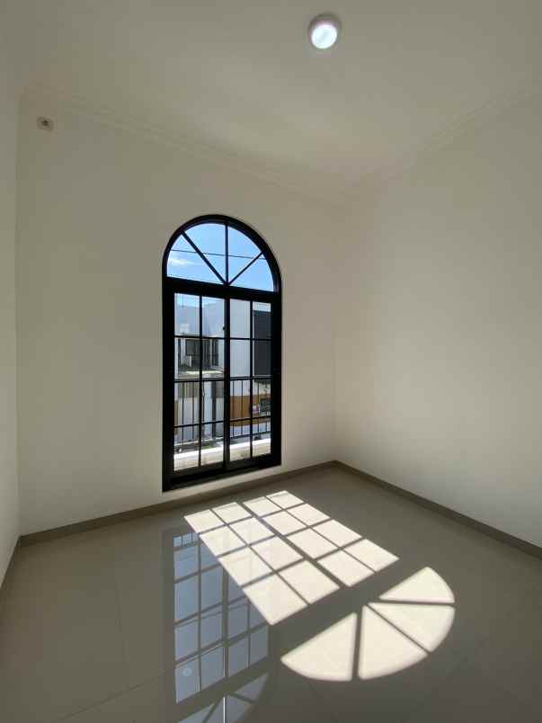 rumah model american classic dekat kampus brawijaya