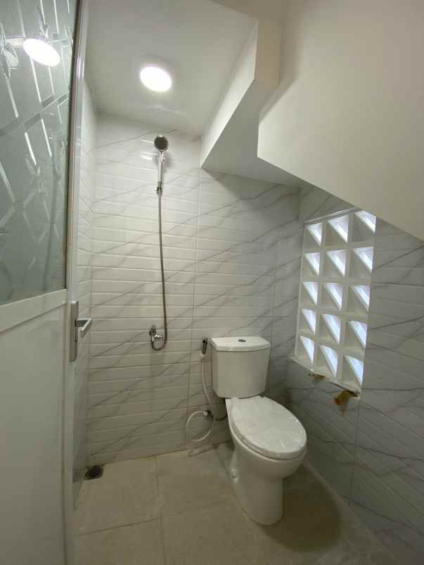 rumah model american classic dekat kampus brawijaya