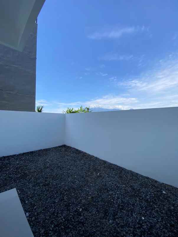 rumah model american classic dekat kampus brawijaya