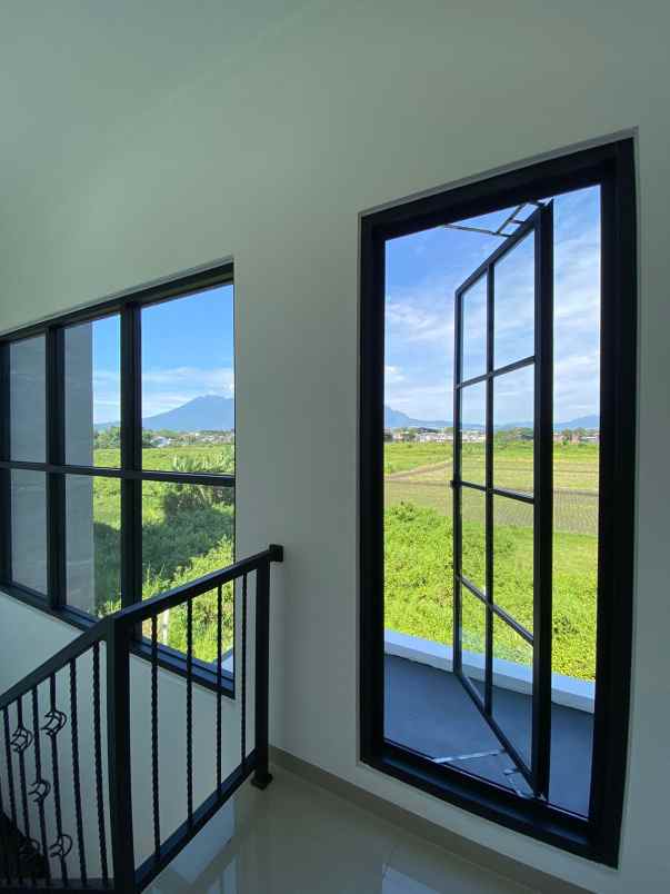 rumah model american classic dekat kampus brawijaya