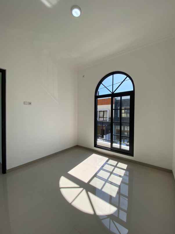 rumah model american classic dekat kampus brawijaya