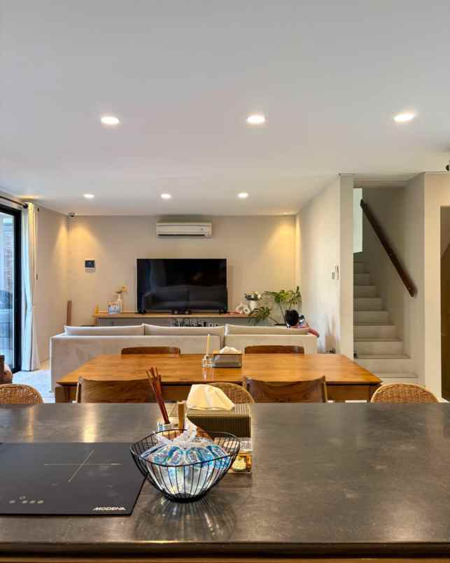 rumah modern tropical dalam komplek di bintaro jaksel