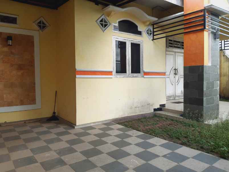 rumah pojok di jl basuki rahmad