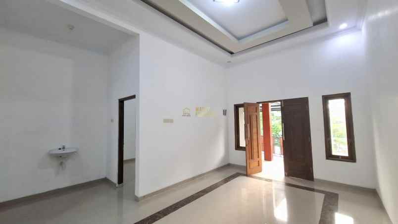 rumah tipe besar dan luas dekat transmart maguwo