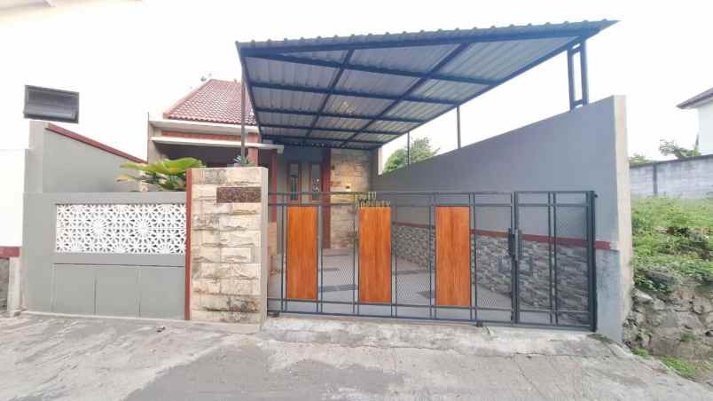 rumah tipe besar dan luas dekat transmart maguwo