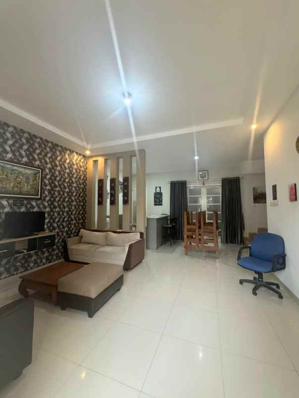 villa minimalis lokasi temas kota batu