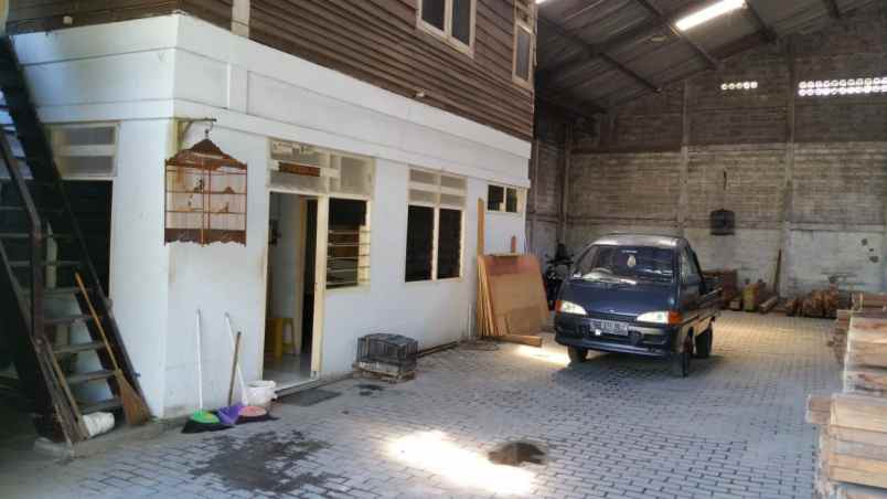 dijual gudang ex kayu siap huni baratajaya