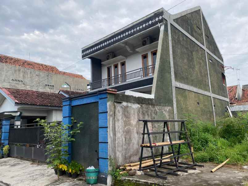 dijual rumah 2 lantai di solo