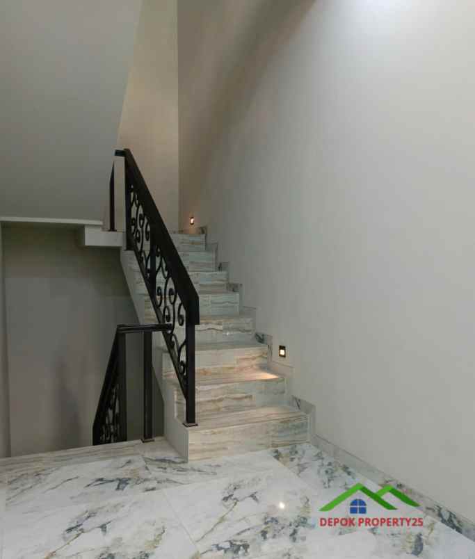 dijual rumah 3 lantai siap huni di jagakarsa