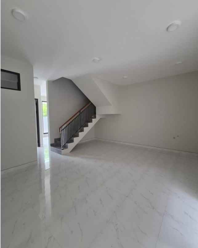 dijual rumah baru di kutisari indah surabaya selatan