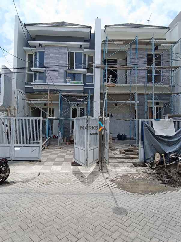 dijual rumah baru mulyosari utara depan kampus uwk