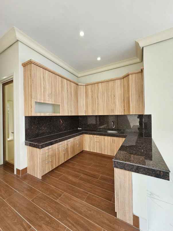 dijual rumah candi golf