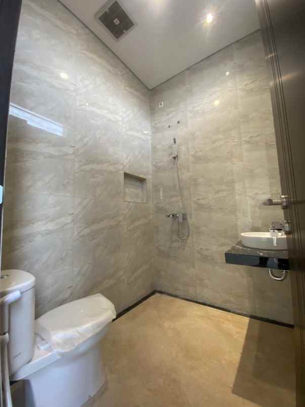 dijual rumah citraland utama cluster