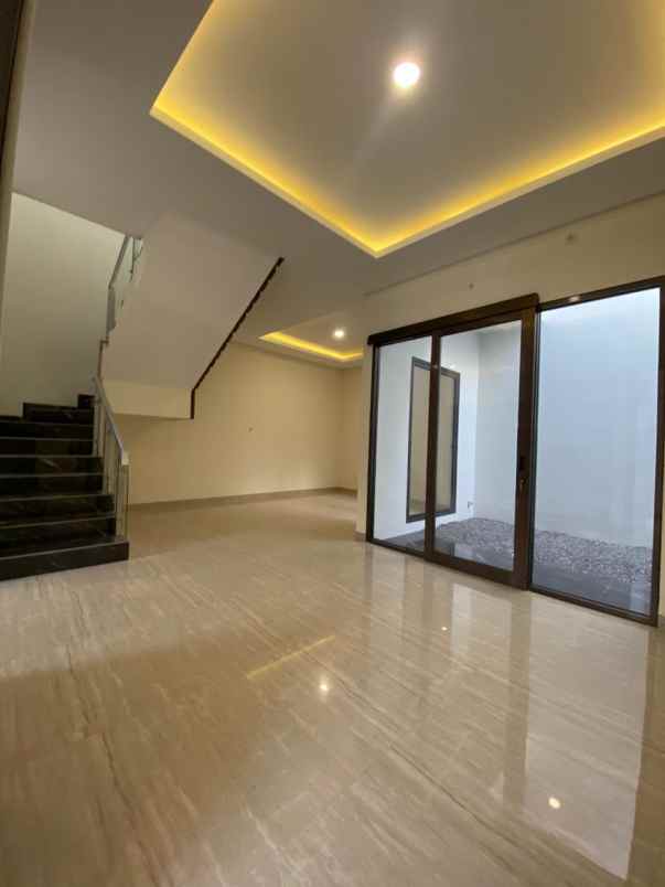 dijual rumah citraland utama cluster