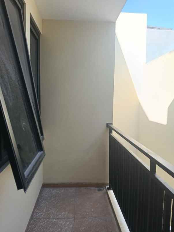 dijual rumah darmo harapan indah