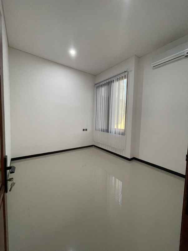 dijual rumah dharmahusada permai