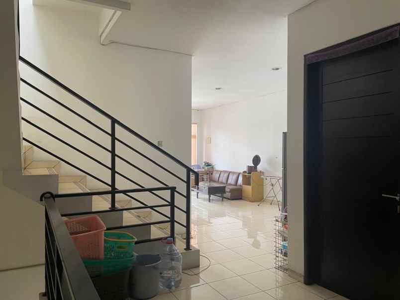 dijual rumah di taman ratu