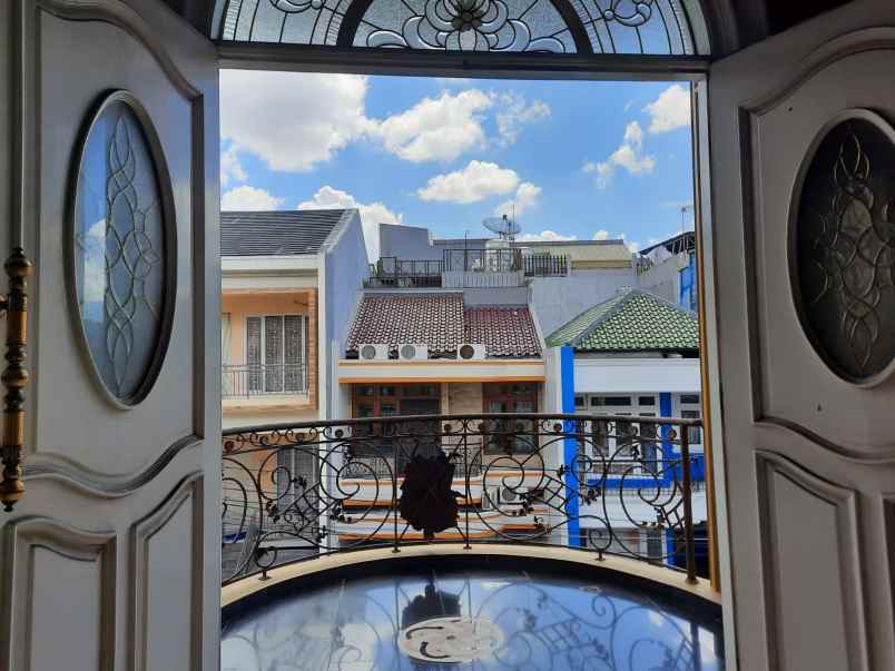 dijual rumah di taman ratu