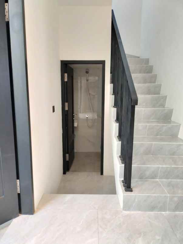 dijual rumah dian istana