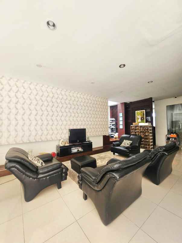 dijual rumah dian istana