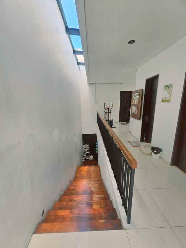 dijual rumah dian istana