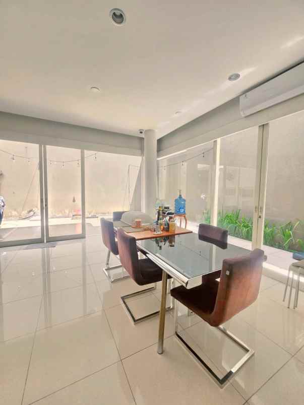 dijual rumah dian istana