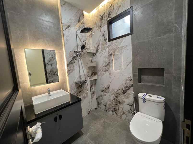 dijual rumah duren sawit
