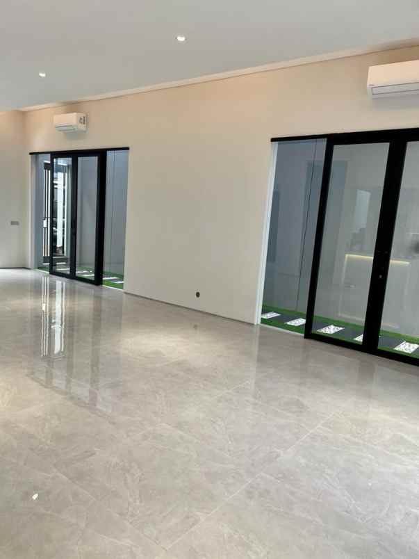 dijual rumah graha family