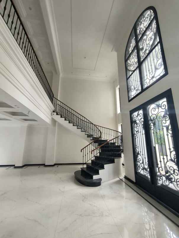 dijual rumah graha family babatan kec