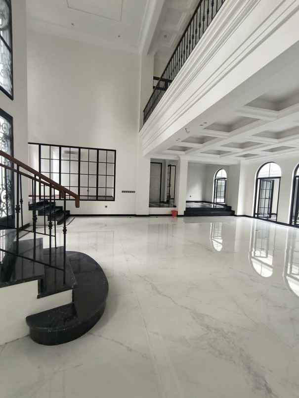 dijual rumah graha family babatan kec